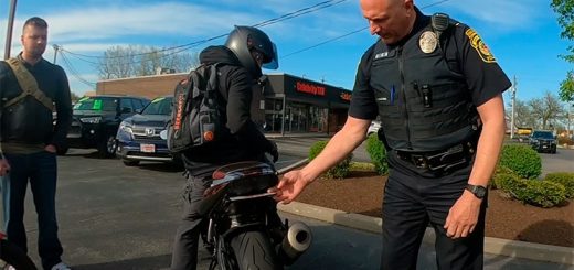 Un policía la caza con dos bridas y un imán en la matrícula y pasa esto
