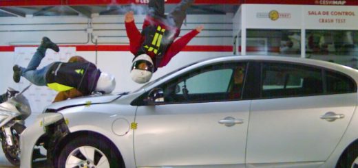 Airbag para motociclistas: prueba de impacto con piloto y pasajero