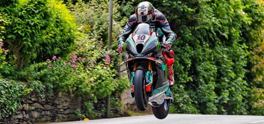El casco de Michael Dunlop le traiciona y Hickman iguala las 14 victorias de Hailwood en el TT