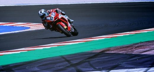¡Milimétrico! Adrián Huertas bate a Yari Montella sobre la misma línea de meta tras toda la carrera a su rebufo