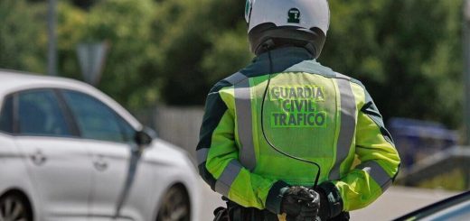 Se cae estrenando su KTM, llega la Guardia Civil de Tráfico y le acaban multando: "Mira, blanco y en botella, ¿no crees?"
