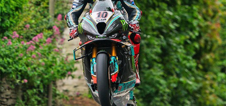 Vídeo: Peter Hickman se cae en el Senior TT y se va al pub a tomarse una cerveza