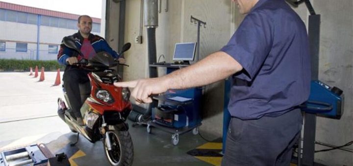 ¿Con tres ruedas es una moto? Un mecánico desvela la prueba de la ITV para motos de tres ruedas que es idéntica a la de un coche