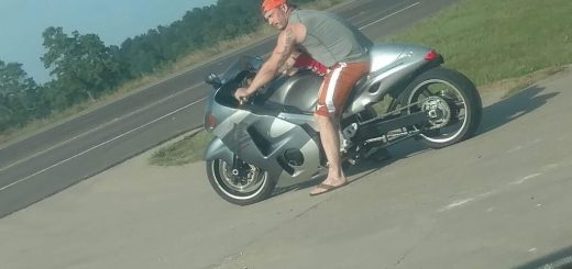 Se va a acabar lo de ir en chanclas o descalzo en moto o scooter. La DGT quiere prohibirlo, y no es un bulo