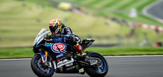 Toprak Razgatlioglu se da un festín en Donington y Álvaro Bautista remonta hasta el podio con su Ducati