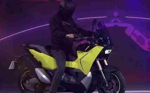 La moto que puede ser scooter y aventurera a la vez: diseño y características únicas