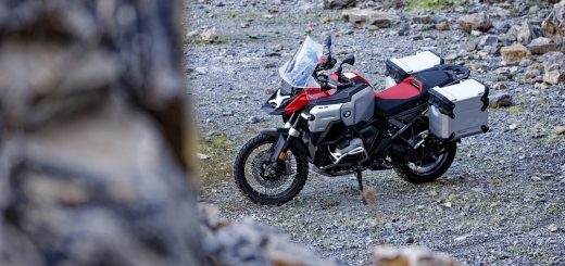 Probamos la BMW R 1300 GS Adventure: la bestia que devora kilómetros dentro y fuera de la carretera es más exagerada que nunca