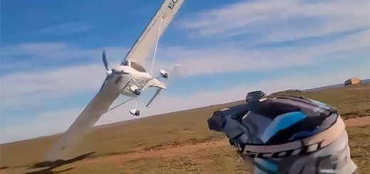 Vídeo: avioneta saluda a un grupo de moteros en Guadalajara y se acaba estrellando