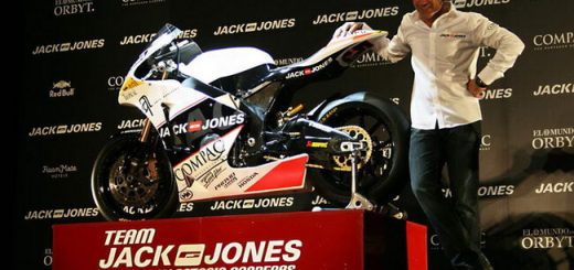Antonio Banderas es un friki de las motos. Tiene un garaje de ensueño que incluye una Honda Africa Twin, y hasta tuvo un equipo en MotoGP