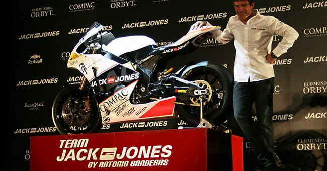 Antonio Banderas es un friki de las motos. Tiene un garaje de ensueño que incluye una Honda Africa Twin, y hasta tuvo un equipo en MotoGP