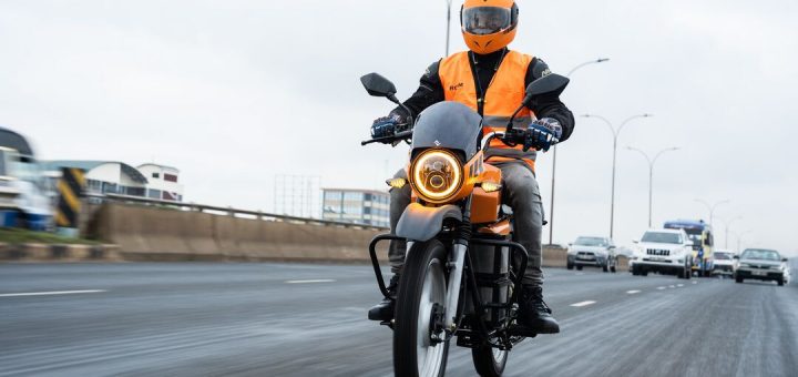 Esta moto africana ha hecho un viaje épico de 6.000 kilómetros sin una sola gota de gasolina ni un enchufe. ¿El truco? Placas