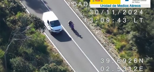 Esto es lo que cazan los drones de la DGT: motorista grabándose en una curva y saltándose continuas