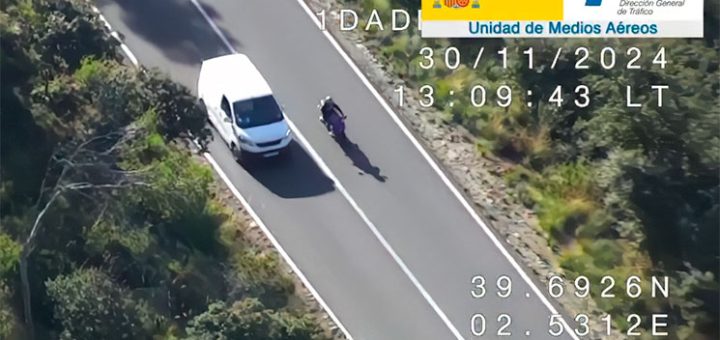 Esto es lo que cazan los drones de la DGT: motorista grabándose en una curva y saltándose continuas