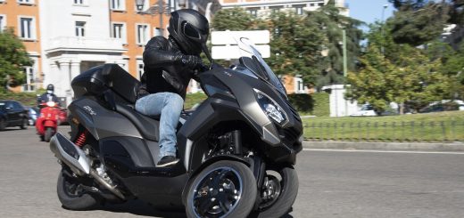 Algunos españoles pierden hasta dos días al año solo en atascos. La moto como salvación y ahorro a horas y horas perdidas
