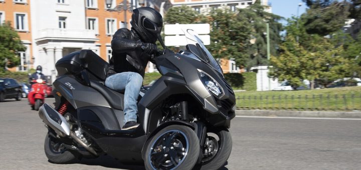 Algunos españoles pierden hasta dos días al año solo en atascos. La moto como salvación y ahorro a horas y horas perdidas
