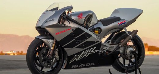 La moto japonesa más cara de la historia es esta Honda. Es como una MotoGP a la antigua, y su pastizal tiene un buen motivo