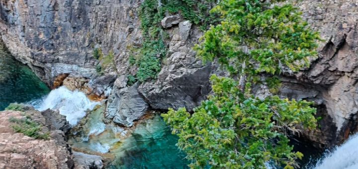 Motorista se despeña por un barranco de 20 metros, cae a un río y vive para contarlo