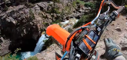 Motorista se despeña por un barranco de 20 metros, cae a un río y vive para contarlo