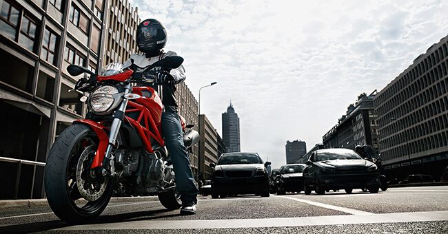 Objetivo: desenganchar a los jóvenes de las motos en Barcelona. La paradoja del bicing, o cómo poder llevar un ciclomotor y no una bici