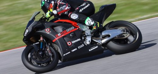 Toprak estrena el 1 en su BMW arrasando en Portimao pese a su lesión