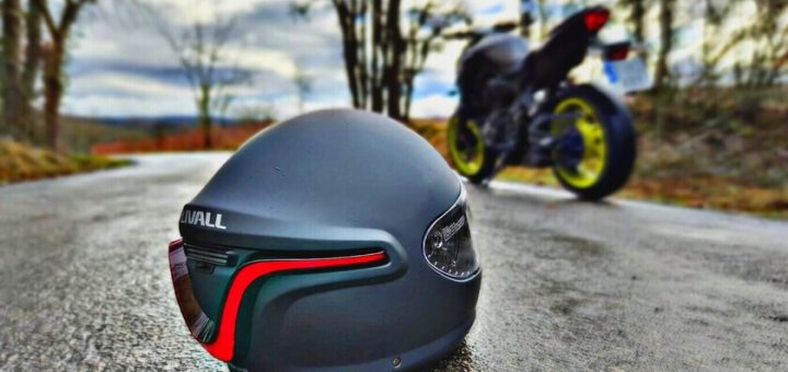 Cada vez hay más motos rodando en el mundo, pero la mayoría de los países pasa del casco, y está costando muy caro