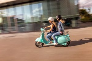 Cómo manejar un scooter: Guía paso a paso para principiantes