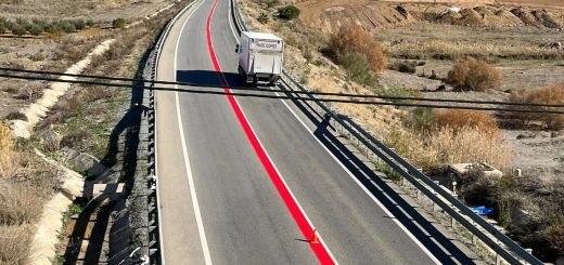 ¿Qué sentido tiene una doble línea continua si ni siquiera puedes cruzar la simple?