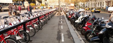 "A ver cuántas se lleva". Barcelona tiene nuevas plazas de aparcamiento para motos, pero tienen un problema: están en medio de la carretera