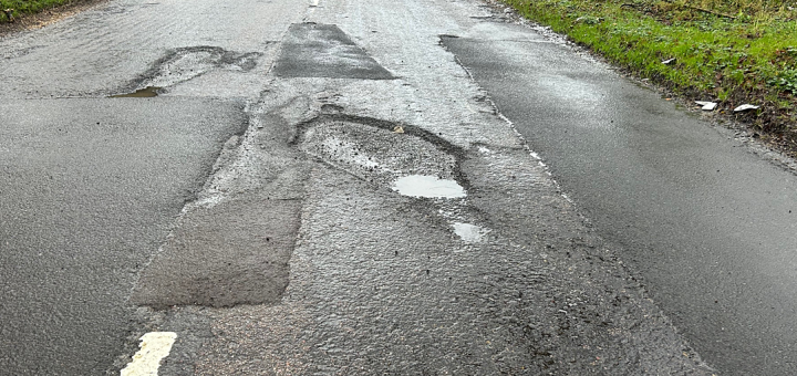 Carreteras autorreparables. La última idea europea para arreglar el asfalto con IA que también nos haría mucha falta en España. Y no es broma