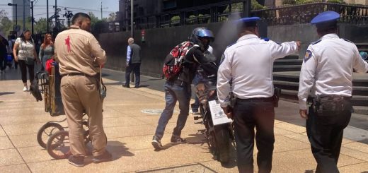 Comerciantes señalan el uso frecuente de motos en el corredor Madero - La Jornada