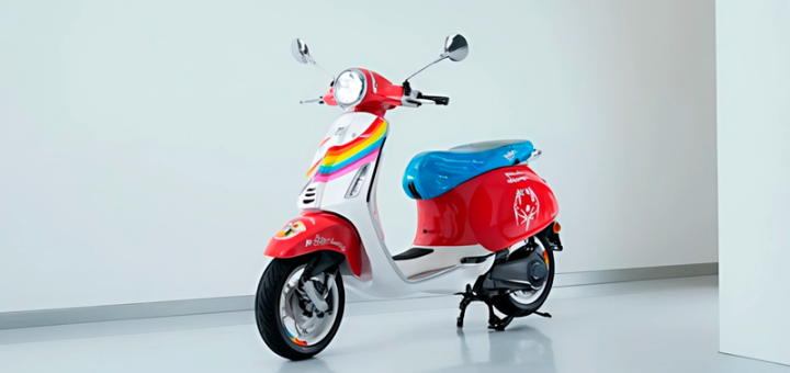 El arte y solidaridad cobran vida en una Vespa