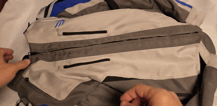 Este invento español parece una chaqueta de moto... ¡pero también es una mochila!