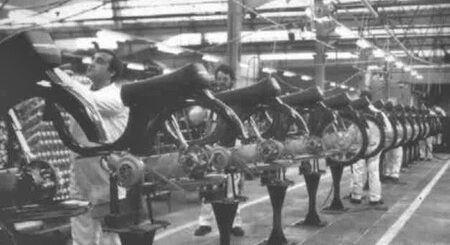Si tienes un Vespino, tienes un tesoro. El invento español se ha convertido en la moto vintage por excelencia, y su precio no para de subir