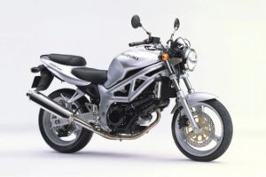 Suzuki SV400: Ligera, divertida y con ADN deportivo. Así era la joya japonesa de 53 CV