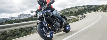 Los motoristas británicos están divididos por algo que los españoles llevamos usando años: las motos y los carriles bus