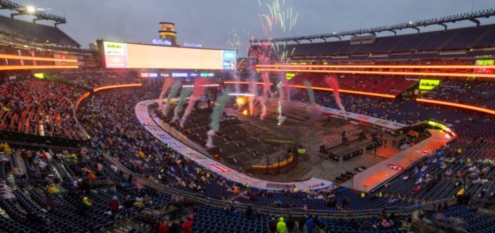 Supercross: Aaron Plessinger se impone en una noche de lluvia y barro en Foxboro