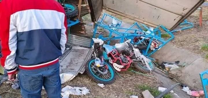 Vuelca tráiler con motos en autopista Arco Norte; civiles cometen rapiña - La Jornada