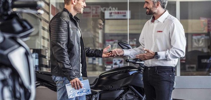 Amor por una marca de motos. Los motoristas mayores son fieles a su marca de siempre, y cada vez montan más moto de carretera