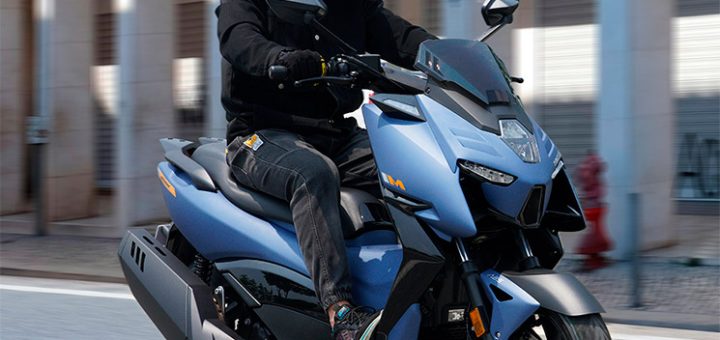 Casi 40 cv, pinzas radiales, TFT mirroring... los scooters Zontes 368 quieren arrasar en España