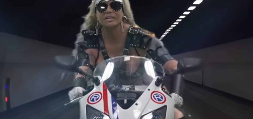 De monja a motera desatada, el último vídeo de Leticia Sabater con una CBR Repsol como coprotagonista