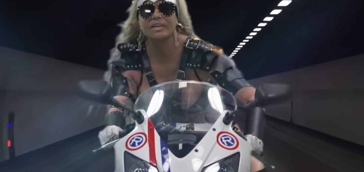 De monja a motera desatada, el último vídeo de Leticia Sabater con una CBR Repsol como coprotagonista