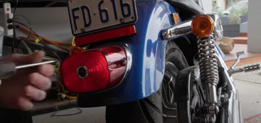 El porqué del puntito azul en las luces traseras de las motos: la historia secreta detrás de esta tendencia viral - Motor EL PAÍS