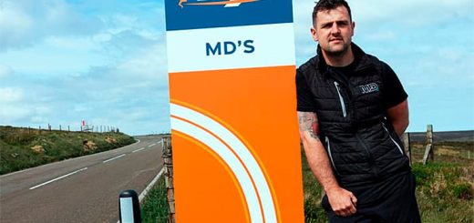 El TT le dedica una curva a Michael Dunlop