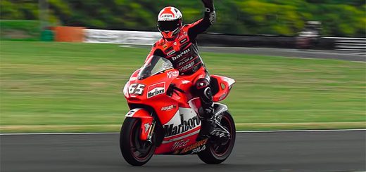 Petrucci tras probar la Ducati MotoGP de 2004: "Necesitas c*jones para llevarla"