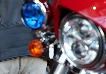 Por qué están en tendencia lo puntos azules en las luces traseras de las motos en Estados Unidos - Infobae