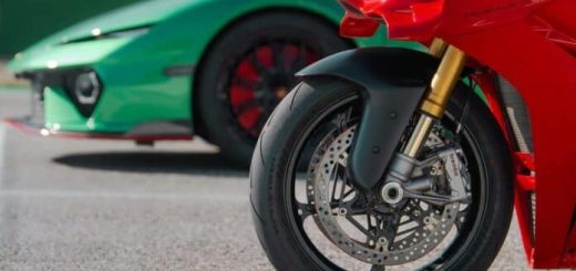 V4 desmodrómico contra V8 híbrido: el duelo más bestia que verás hoy