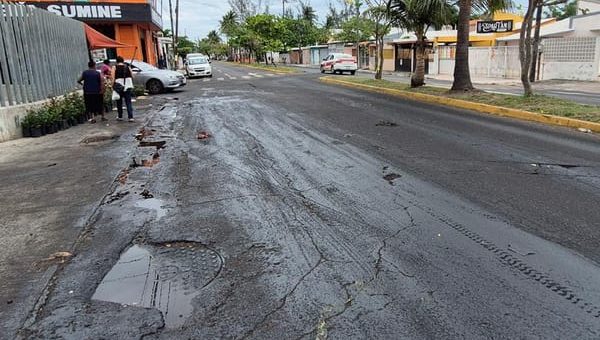 ¡VEHÍCULOS Y MOTOS DERRAPAN POR DESECHOS DEL MERCADO MALIBRÁN! - NOTIVER