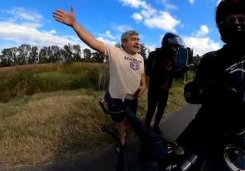 Video: recorrían la ruta en sus motos de alta gama y fueron asaltados por dos motochorros armados - Infobae