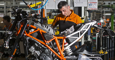 Confirmado: KTM ya es libre y su fábrica vuelve a echar humo. Sus nuevas motos están al caer, y hay fecha