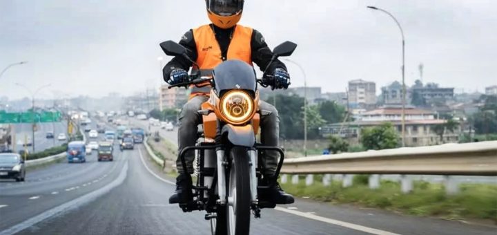 Desarrollada en África, esta moto eléctrica recorre 6.000 km en 17 días gracias a la energía solar
